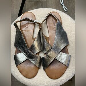BENOA Women's Silver Sandals.  Size-10.5/11